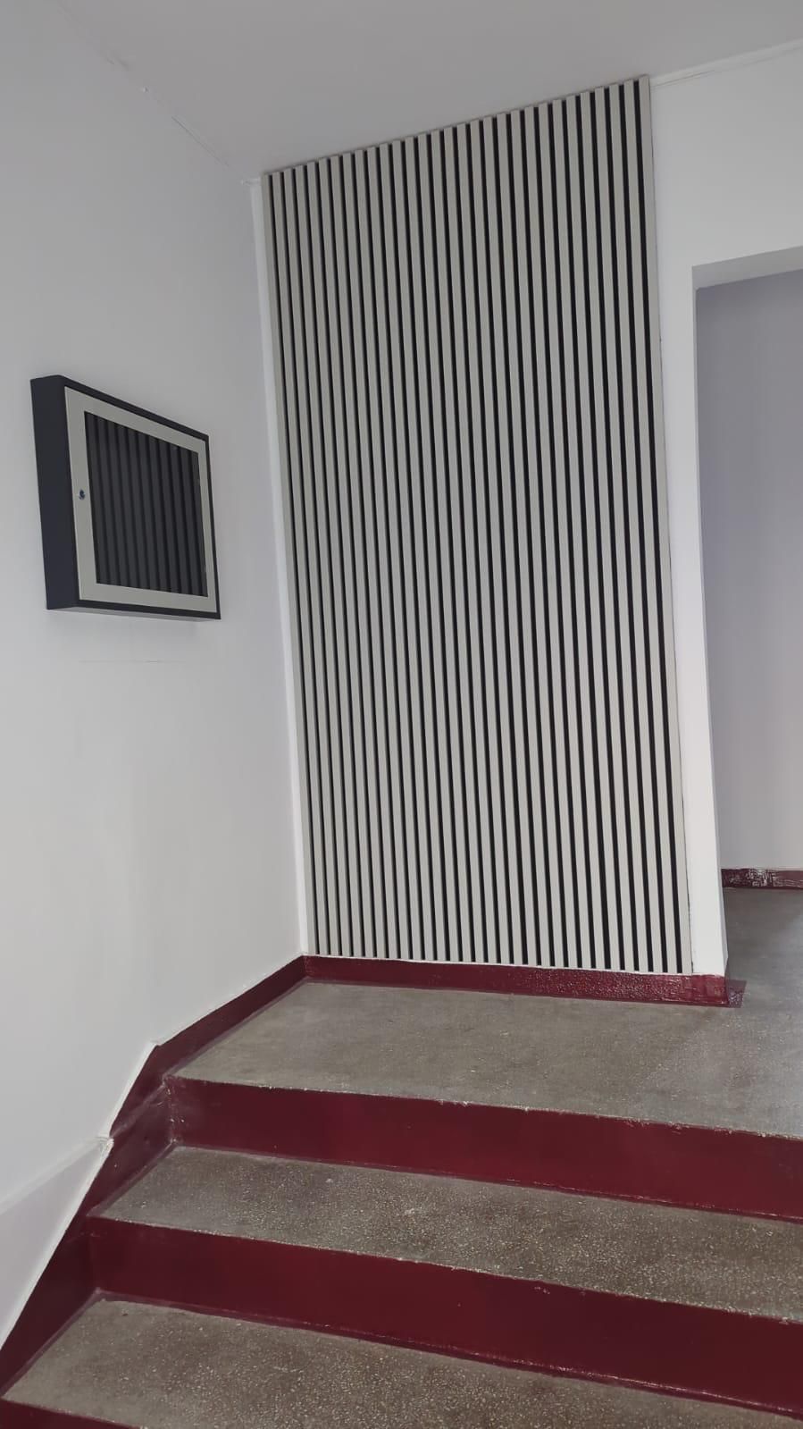 Panou decorativ vertical din lambriu pe palier