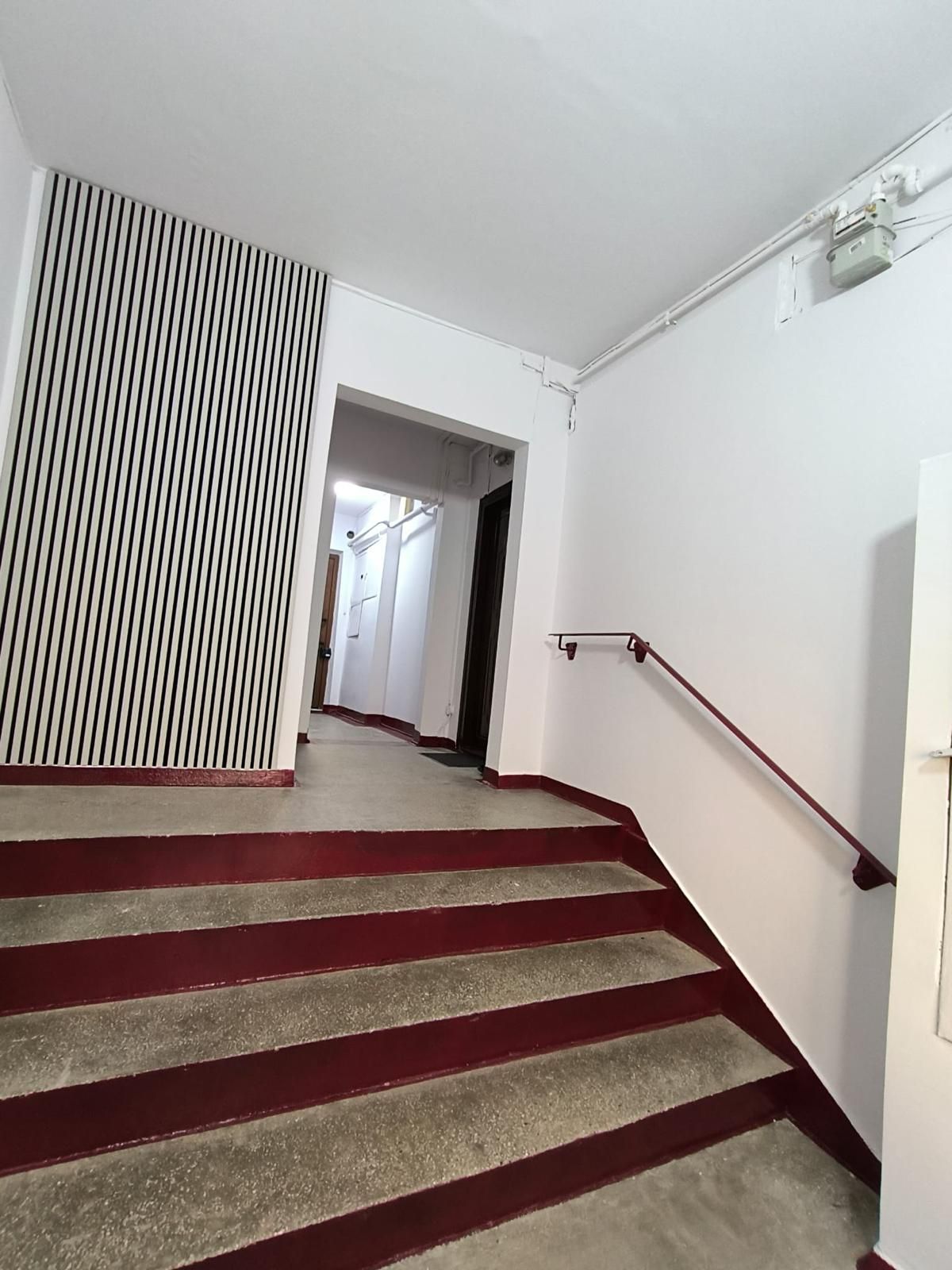 Trepte renovate cu finisaj bordo și mână curentă vopsită